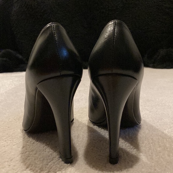 Stuart Weitzman black pumps 5.5 W - Picture 2 of 8